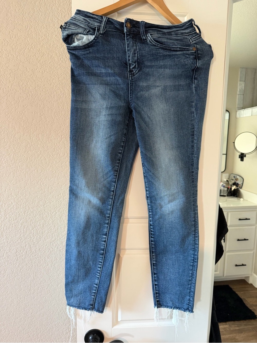 Judy Blue Washed Indigo Cropped Skinny Jeans with Frayed Hem